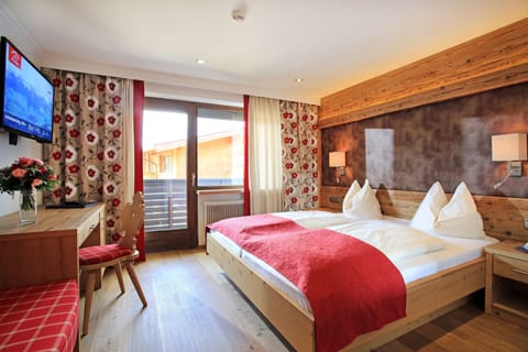 Hypo-allergenic bedding, down comforters, minibar, in-room safe