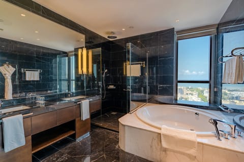 Royal Suite | Bathroom | Combined shower/tub, eco-friendly toiletries, hair dryer, bathrobes