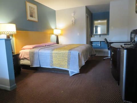 Basic Single Room, 1 King Bed | Premium bedding, memory foam beds, desk, blackout drapes