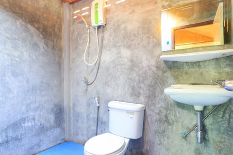 Deluxe Bungalow | Bathroom | Shower, free toiletries, towels