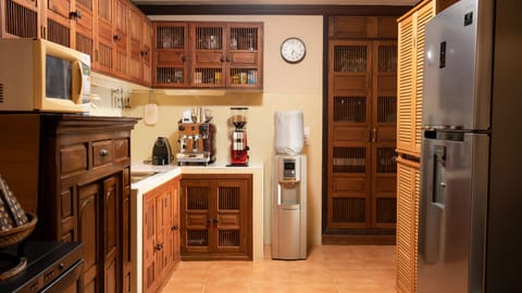 Full-size fridge, coffee/tea maker, electric kettle