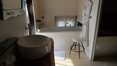 Deluxe Double Room (Armani) | Bathroom | Free toiletries, hair dryer, bathrobes, slippers