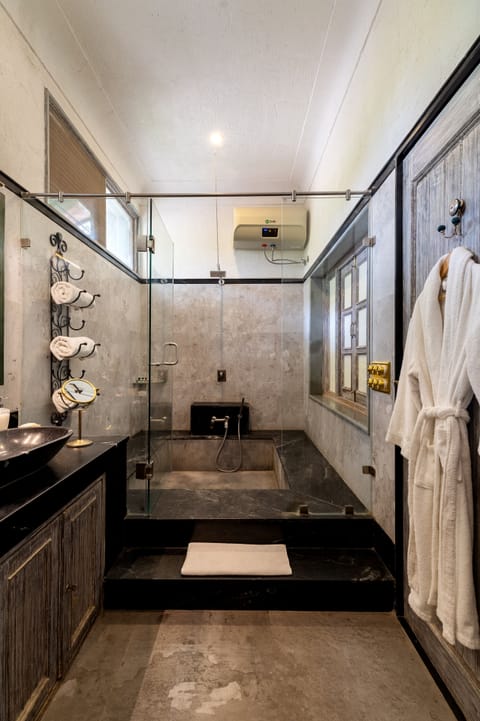Royal Villa | Bathroom | Shower, rainfall showerhead, free toiletries, hair dryer