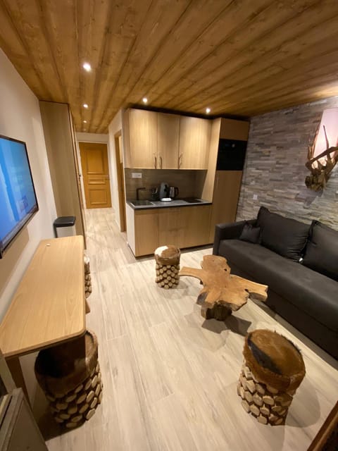 Basic Apartment, Ensuite (Vue Montagne - 615) | Living area | Flat-screen TV