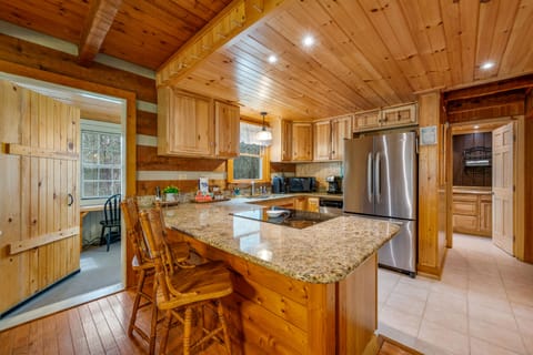 Enjoy breakfast and coffee at the breakfast bar counter