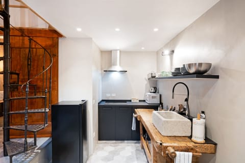 Duplex | Private kitchenette | Fridge, microwave, stovetop, electric kettle