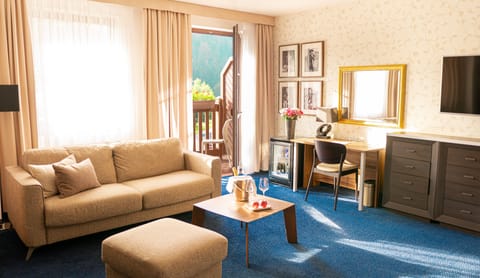 Junior Studio Suite | Minibar, in-room safe, individually decorated, individually furnished