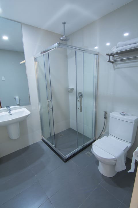 Executive Suite | Bathroom | Shower, free toiletries, bidet, towels