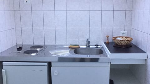 Double Room, Kitchenette | Private kitchen | Fridge, microwave, highchair