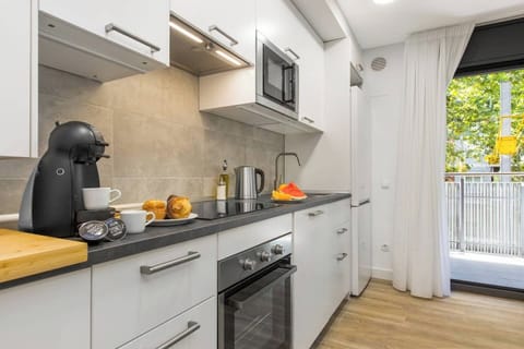 Apartment (2 Bedrooms) | Private kitchen | Full-size fridge, microwave, oven, stovetop