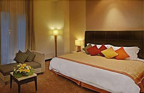 Deluxe King with Breakfast | In-room safe, desk, blackout drapes, free WiFi