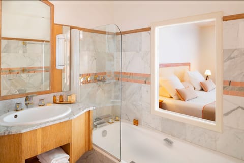 Combined shower/tub, deep soaking tub, free toiletries, hair dryer