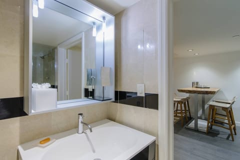 Studio, Multiple Beds | Bathroom | Shower, free toiletries, hair dryer, towels