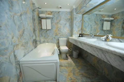 Private Pool 2 Bedrooms Penthouse - Pool Front | Bathroom | Free toiletries, hair dryer, bathrobes, slippers