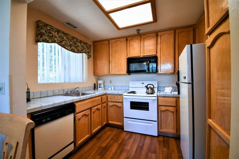 Loft, 1 Bedroom, Kitchen | Private kitchen | Fridge, microwave, coffee/tea maker, cookware/dishes/utensils