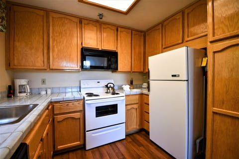 Loft, 1 Bedroom, Kitchen | Private kitchen | Fridge, microwave, coffee/tea maker, cookware/dishes/utensils