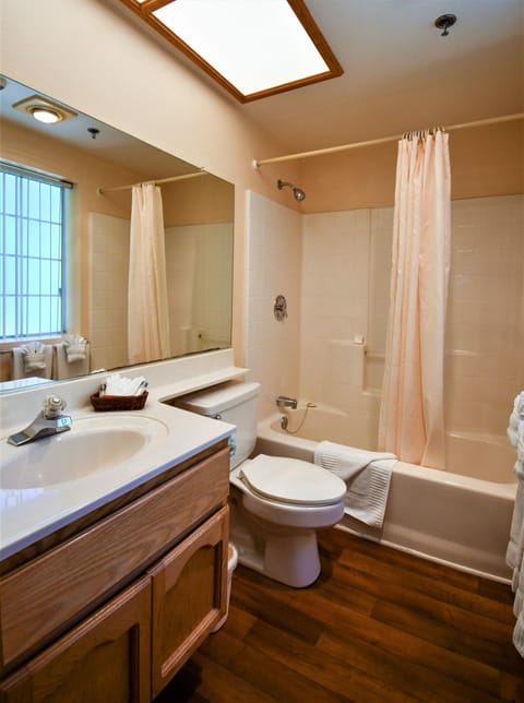 Loft, 1 Bedroom, Kitchen | Bathroom | Combined shower/tub, towels