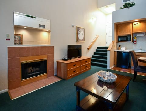 Studio, Kitchenette | Living area | 39-inch flat-screen TV with cable channels, TV, fireplace