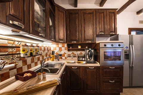 Cottage | Private kitchen | Stovetop, dishwasher, coffee/tea maker, cookware/dishes/utensils