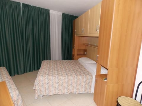 Triple Room | In-room safe, free WiFi, bed sheets