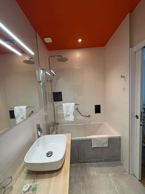 Superior Double Room | Bathroom | Free toiletries, hair dryer, towels