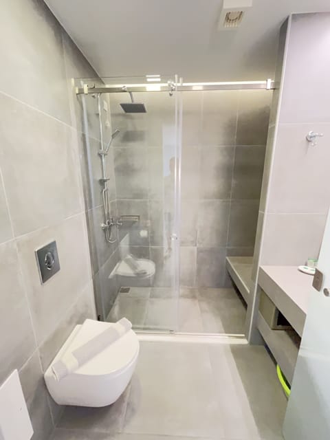 Design Studio, Garden View | Bathroom | Shower, rainfall showerhead, free toiletries, hair dryer