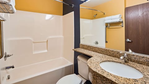 Combined shower/tub, deep soaking tub, hair dryer, towels