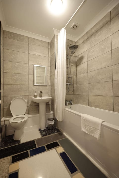 Family Quadruple Room | Bathroom | Deep soaking tub, free toiletries, towels