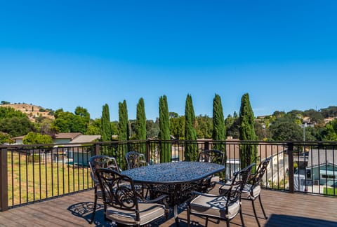 Enjoy a Glass of Wine while Dining Al Fresco