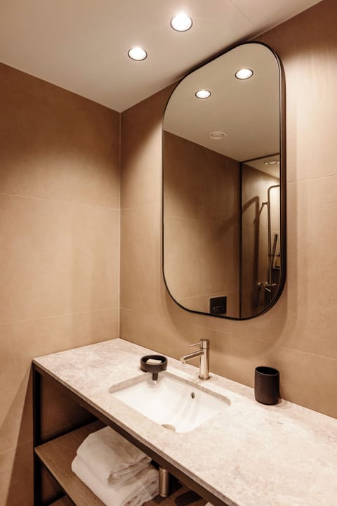 Junior Suite with Garden View | Bathroom | Shower, hair dryer, slippers, towels