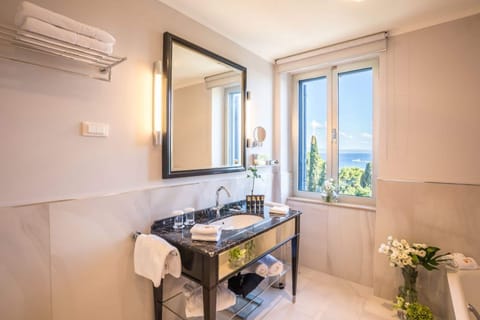 Superior Double Room, Sea Side | Bathroom | Free toiletries, hair dryer, bathrobes, slippers