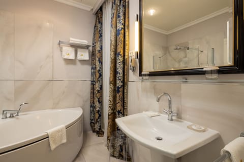 Executive Suite | Bathroom | Free toiletries, hair dryer, bathrobes, slippers