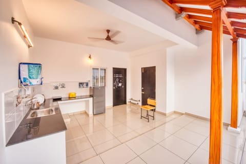 Deluxe Room, Kitchen | Private kitchen | Fridge, stovetop, electric kettle, rice cooker