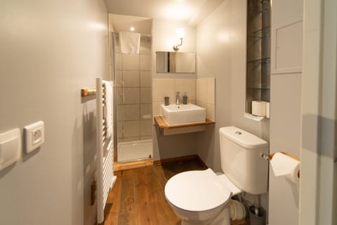 Standard Triple Room, Ensuite (Edelweiss) | Bathroom