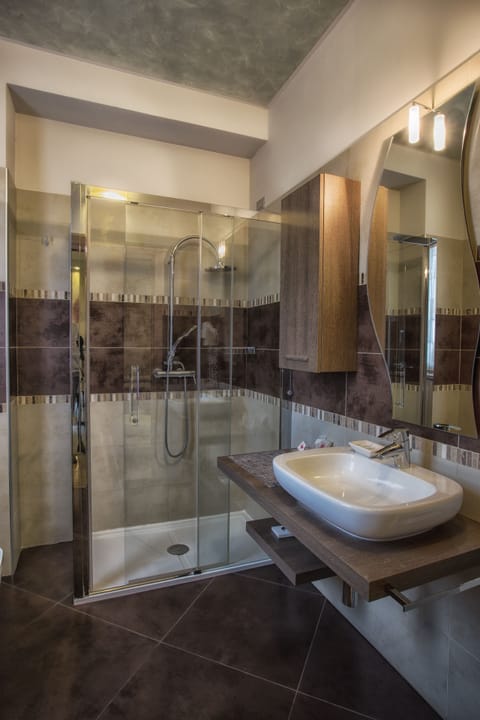 Shower, free toiletries, hair dryer, bidet