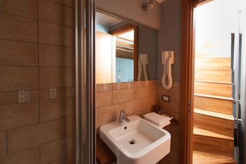 Comfort Room, 1 Bedroom (L'Ancora con Terrazza) | Bathroom | Shower, free toiletries, hair dryer, bidet