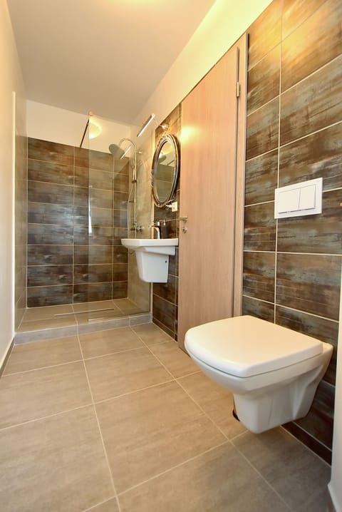 Deluxe Double Room (Burgundy) | Bathroom | Free toiletries, hair dryer, towels, soap