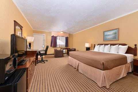 Deluxe Room, 1 King Bed | Premium bedding, desk, laptop workspace, blackout drapes