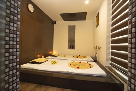 Couples treatment rooms, steam room, body treatments, aromatherapy