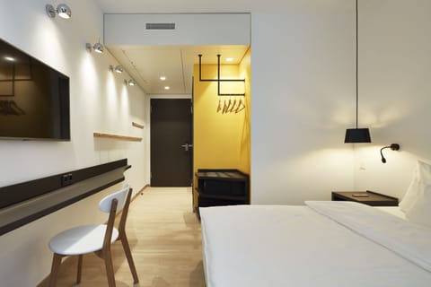 Standard Double Room | Hypo-allergenic bedding, in-room safe, desk, laptop workspace