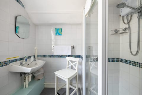 Small Double/Single Sea View Room( Private External Bathroom) | Bathroom | Shower, hair dryer, towels