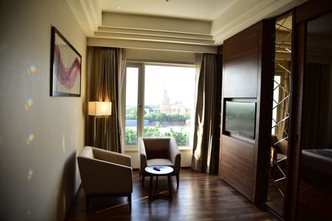 Junior Suite, 1 King Bed, Non Smoking | Minibar, in-room safe, individually furnished, desk