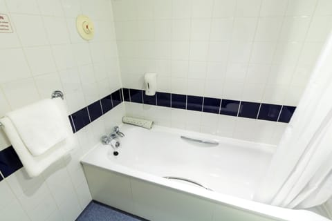 Standard Single Room | Bathroom | Shower, hair dryer, towels