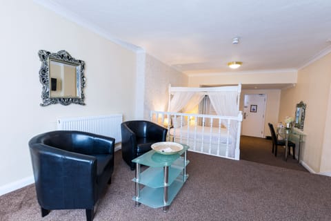 Suite | Individually decorated, desk, iron/ironing board, WiFi