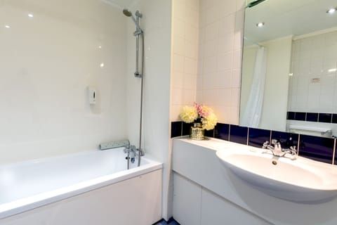 Suite | Bathroom | Free toiletries, hair dryer, towels