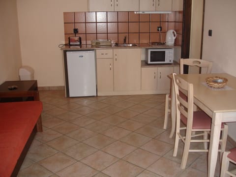 Classic Quadruple Room | 1 bedroom, soundproofing, free WiFi, bed sheets