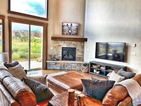 Huge windows, vaulted ceiling w/ fan, view of the Divide. New 65" Smart TV.