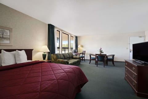 Studio Suite, 1 King Bed, Non Smoking | In-room safe, desk, laptop workspace, blackout drapes