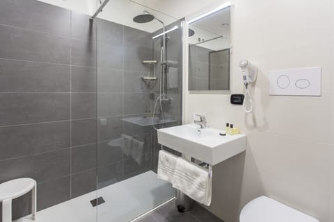 Standard Triple Room | Bathroom | Shower, free toiletries, hair dryer, bidet