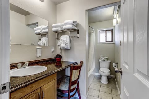 Combined shower/tub, free toiletries, hair dryer, towels